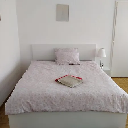 Studio, 4-7 Mins To Main Station By Train Apartment *