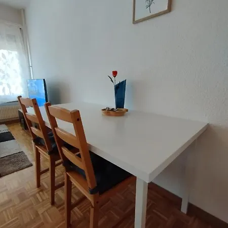 Studio, 4-7 Mins To Main Station By Train Apartment
